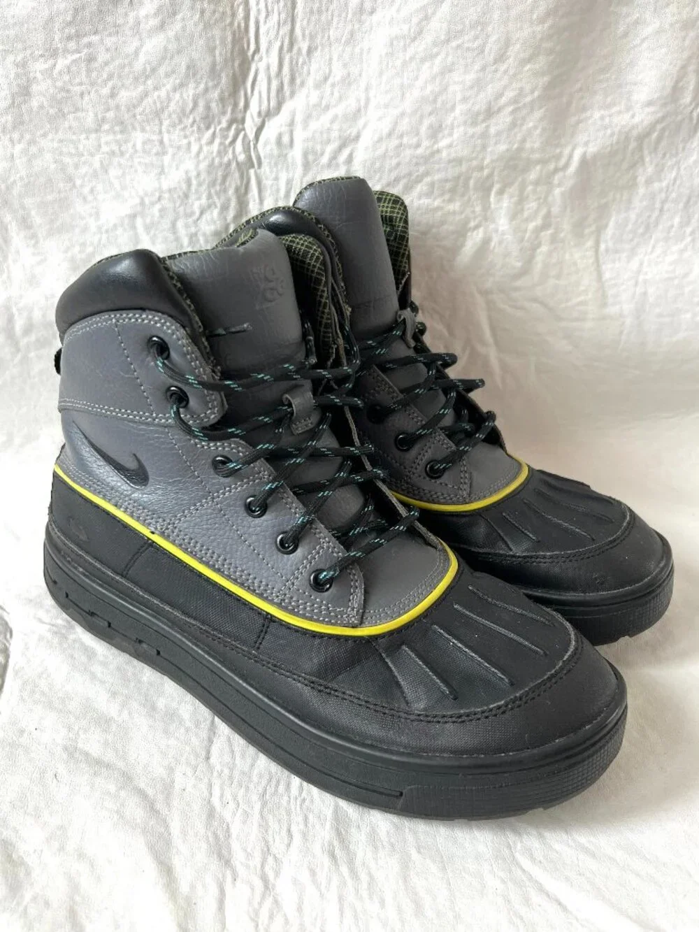 Nike winter boots ACG Woodside 2 High boots big kids 7Y gray black lace up duck